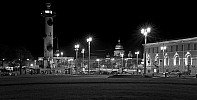  [ Výběžek Vasilevského ostrova (Spit of Vasilievsky Island, Стрелка Васильевского острова) - zde se dělí Něva na Malou a Velkou Něvu. V letech 1805 až 1810 zde byla postavena budova burzy. Tehdy vznikla i polokruhová oblast s přístavním molem, jejíž součástí jsou i dva Rostrální sloupy dekorované slitinovými rostrami. U sloupů se nalézají alegorie ruských řek (Volha, Dněpr, Vlochov a Něva). Sloupy sloužily jako majáky. Vpravo budova Ruské akademie věd, v pozadí Isakijevský chrám.  ]