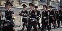 Petrohrad (rusky Санкт-Петербург česky Sankt-Petěrburg, rusky hovorově zkracováno na Питер (Pitěr)) [ Další mladí vojáci. Ani nevím kde a jací :) ]