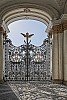 Petrohrad (rusky Санкт-Петербург česky Sankt-Petěrburg, rusky hovorově zkracováno na Питер (Pitěr)) [ Zimní palác (Winter Palace, Зимний дворец) - brána ze Zimního paláce na Palácové náměstí ]