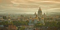 Petrohrad (rusky Санкт-Петербург česky Sankt-Petěrburg, rusky hovorově zkracováno na Питер (Pitěr)) [ Časný ranní pohled na Petrohrad z hotelu AZIMUT. V popředí Katedrála svatého Mikuláše (Nicholas-Epiphany Naval Cathedral, Николо-Богоявленский морской собор), a za ním Katedrála svatého Izáka (St. Isaacs Cathedral, Исаакиевский собор). Vzadu vpravo Chrám svatého Petra a Pavla (Peter and Paul Cathedral, Петропа́вловский собо́р). ]