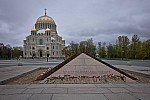 Petrohrad (rusky Санкт-Петербург česky Sankt-Petěrburg, rusky hovorově zkracováno na Питер (Pitěr)) [ Námořní katedrála svatého Mikuláše v Kronštadtu (The Naval cathedral of Saint Nicholas in Kronstadt, Морской Николаевский собор в Кронштадте) je pravoslavný chrám v malém městečku Kronštadt, které se nachází na ostrově nedaleko Petrohradu. Známm je též i jako tzv. Mořský chrám. ]