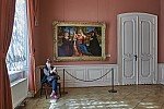  [ Ermitáž (Госуда́рственный Эрмита́ж, Hermitage),  od fr. ermitage (osamělé místo, poustevna) v Petrohradu je jedno z největších a nejznámějších muzeí v Rusku i v celém světě. Sbírky byly založeny roku 1764 carevnou Kateřinou II. Velikou, veřejnosti byly zpřístupněny až v roce 1852. Kolekce Ermitáže, z nichž je jen malá část součástí stálé výstavy, zahrnují přes 3 milióny položek. ]