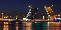 Petrohrad (rusky Санкт-Петербург česky Sankt-Petěrburg, rusky hovorově zkracováno na Питер (Pitěr)) [ Dvorcový (Palácový) most, (Palace Bridge, Дворцо́вый мост)
 Pitěr leží v deltě Něvy ústící do Finského zálivu na více než 40 ostrovech spojených 300 mosty. Každou noc se od dubna do listopadu se otevírá 22 zvedacích mostů přes Něvu a hlavní kanály zvedá na pár hodin, aby mohly lodě proplout dovnitř a ven z Baltského moře. Pohled z Admirálského nábřeží. — v Дворцовый мост. ]